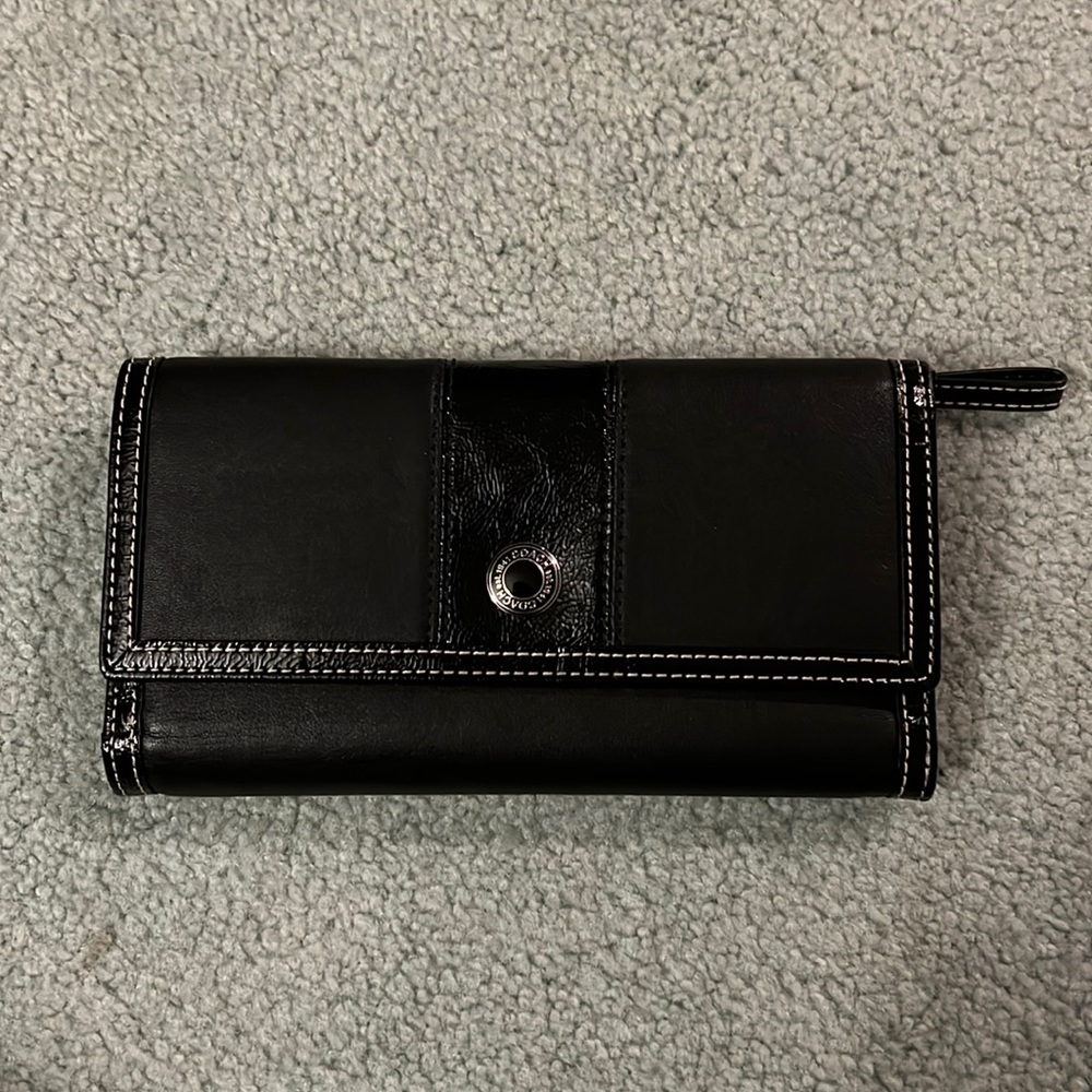 Coach wallet in black leather.
